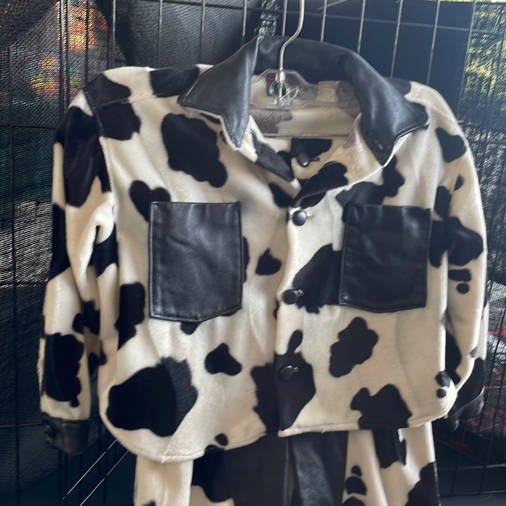 Deluxe child’s cow print 2-pc suit.  Plush with faux leather trim and hat.